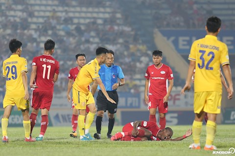 Chơi quyết liệt, trận đấu Nam Định và Viettel nóng với thẻ phạt hình ảnh