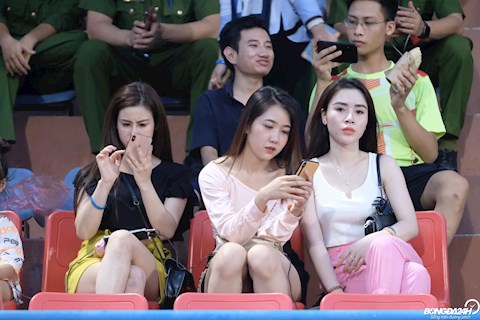 Vẻ đẹp của nữ CĐV lấn át bạn gái Quang Hải tại Hàng Đẫy hình ảnh