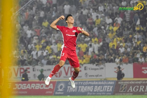 Ảnh: Thắng phút cuối, Quế Ngọc Hải và đồng đội vỡ oà trong sung sướng