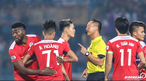 Tuấn Anh ôm chầm lấy cầu thủ Hà Nội FC sau thất bại của HAGL hình ảnh