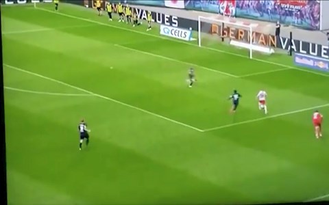 Chưa tới Chelsea, bom tấn đã gây sốc với pha bỏ lỡ khó tin