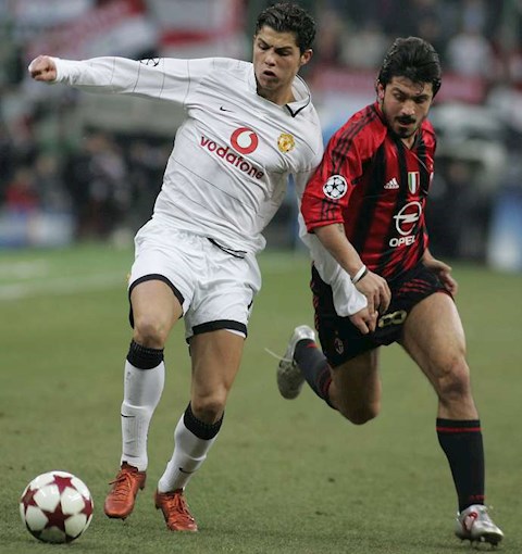 VIDEO Khoảnh khắc Ronaldo đối đầu với dàn hảo thủ của AC Milan hình ảnh