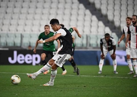 Ronaldo da phat den go hoa 1-1 cho Juventus