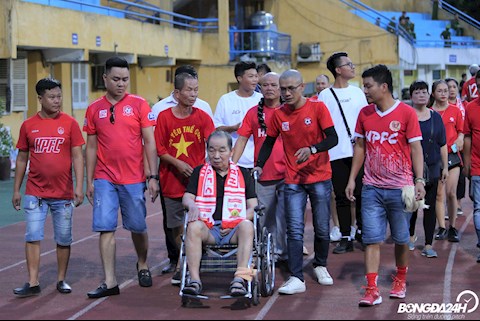 Xúc động khi CĐV Viettel và Hải Phòng tri ân vị HLV lão làng của bóng đá Việt Nam đến sân sau cơn bạo bệnh hình ảnh 2
