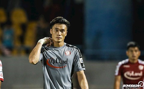 Thủ môn Bùi Tiến Dũng làm mới mình với kiểu tóc “Ông bà anh”