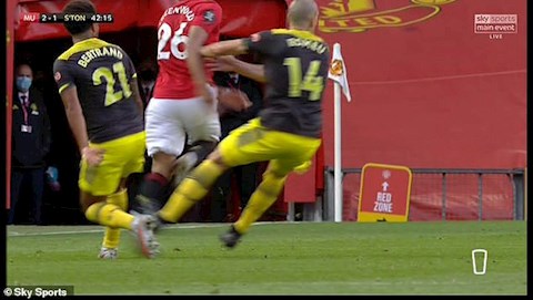 VAR phớt lờ Romeu chơi bạo lực trận MU vs Southampton hình ảnh