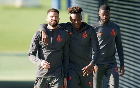 Muốn đá chính cho Chelsea, Abraham còn phải học Giroud dài dài