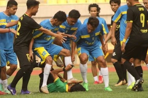 Bóng đá Indonesia Cầu thủ đánh hội đồng trọng tài hình ảnh