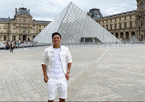 Không đeo khẩu trang ở Paris, Văn Hậu nhận gạch từ fan