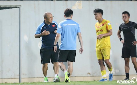 Thầy Park chỉnh cựu đội trưởng U19 HAGL sau buổi đấu tập của U22 Việt Nam