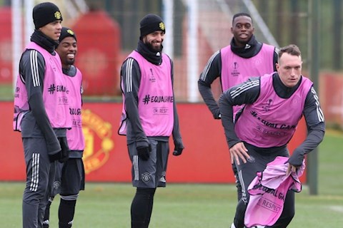 Toả sáng không ngừng, rốt cuộc Bruno Fernandes cũng đuổi kịp… Phil Jones