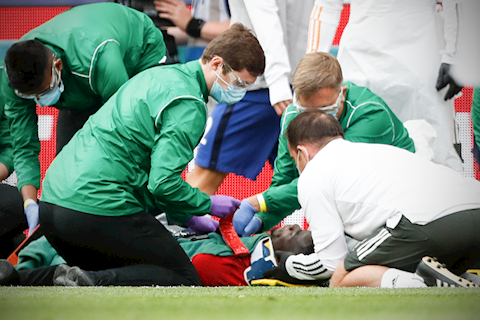 Bailly chấn thương nặng vì lao vào… Maguire, Solskjaer tung… Martial thế chỗ