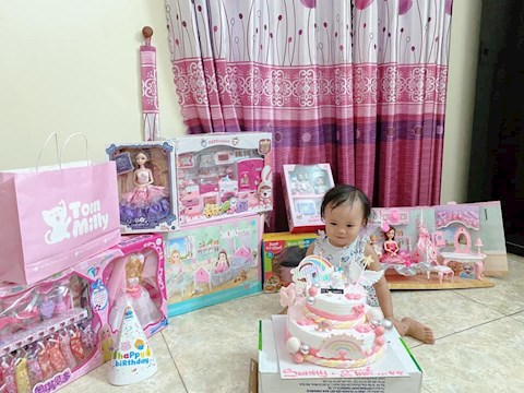 Quế Ngọc Hải lầy lội úp bánh sinh nhật vào mặt con gái