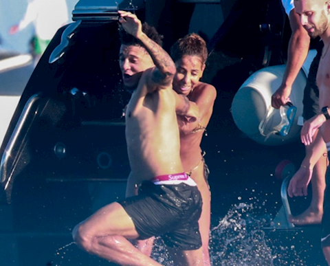 Jadon Sancho thư giãn bên bóng hồng nóng bỏng