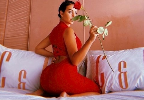 Thăm siêu du thuyền của Ronaldo: Gái xinh trên giường, rượu ngon trên bàn...