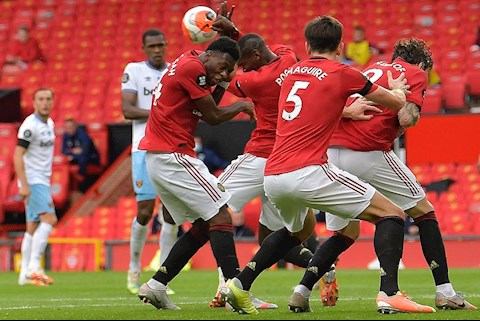 Pogba chơi bóng chuyền trong vòng cấm