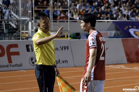 Công Phượng tuyệt vọng đòi penalty sau khi Thành Chung để bóng chạm tay trong vòng cấm hình ảnh 3