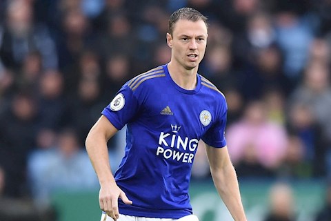 Hết “cúng” phạt đền đến ăn thẻ đỏ, Evans được fan MU ca ngợi như huyền thoại