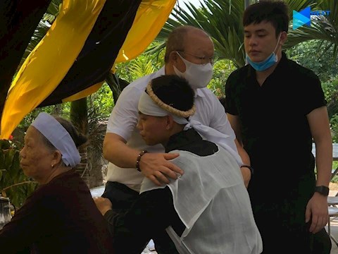 HLV Park Hang Seo tới chia buồn cùng gia đình Văn Thanh