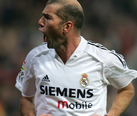 Zidane trong mau ao Real Madrid