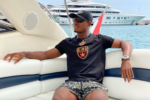 Vào Top 4 cùng MU, Ighalo phơi thân trên du thuyền