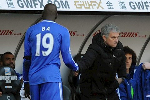 Tiền đạo Demba Ba Mourinho ngăn tôi đến Arsenal hình ảnh