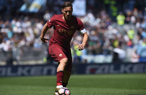 Francesco Totti trong mau ao Roma
