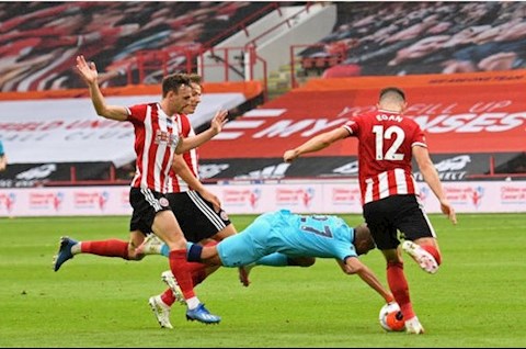 Cần phải sửa đội luật chạm tay sau sự cố Lucas Moura