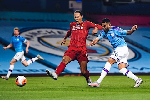 Vận may của Liverpool: Mahrez bị đồng đội cướp mất siêu phẩm