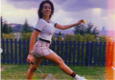 Bạn gái Ronaldo xuất hiện với hình ảnh lạ lẫm