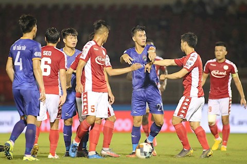 Cận cảnh pha xô xát giữa Công Phượng và Tiến Linh