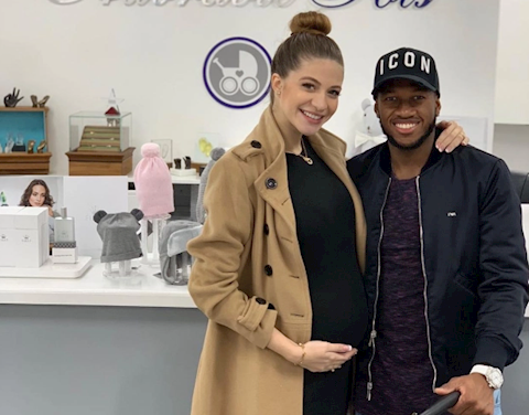 Tiền vệ MU tặng vợ ‘núi quà’ nhân kỉ niệm ngày cưới