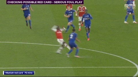 Chưa kịp chạm bóng, Nketiah đã nhận thẻ đỏ trước Leicester hình ảnh