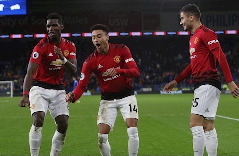 Bị dân mạng tiện tay ném đá, “game thủ” MU lập tức đáp trả