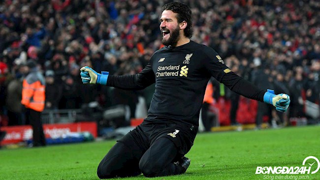 Alisson được ví như Cristiano Ronaldo trong khung thành