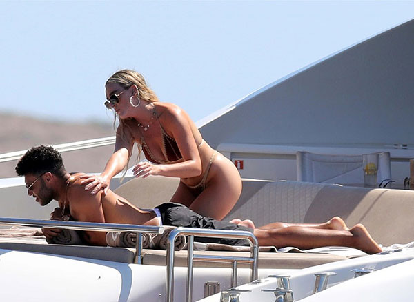 Bạn gái nóng bỏng của Chamberlain mỏng hết cỡ trên du thuyền