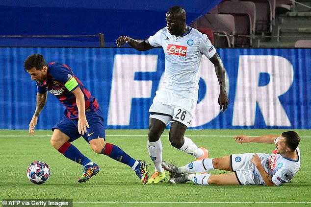 Mắc bẫy Messi, Koulibaly bị đánh giá chỉ ngang trình… Mangala