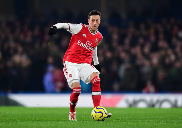 Bị NHM Arsenal chỉ trích, Mesut Ozil đáp trả đầy bất ngờ