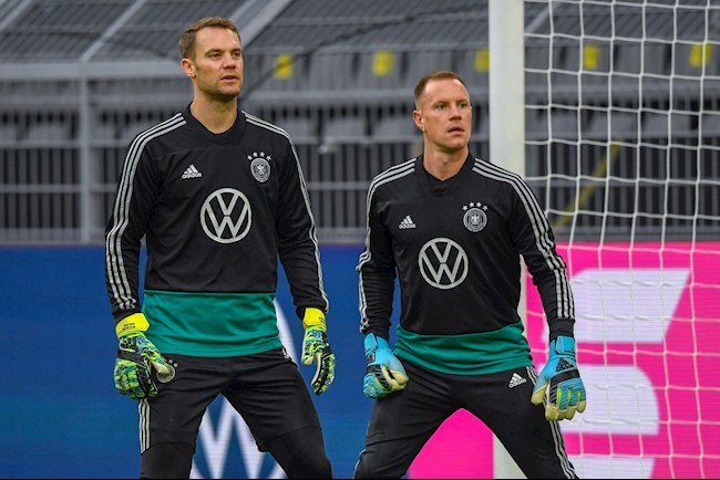 Khi Ter Stegen không thể thoát khỏi cái bóng của Neuer