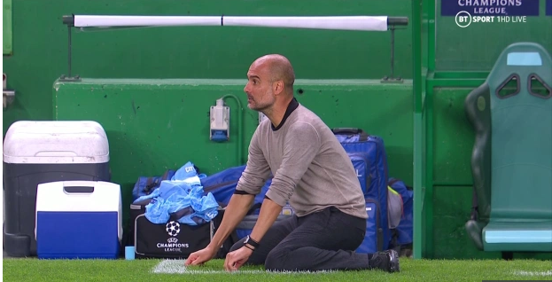 Pep Guardiola quỳ gối, ôm đầu sau pha bỏ lỡ không thể tin được của Sterling