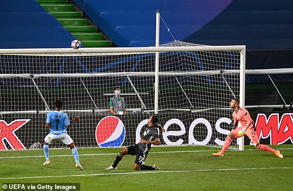 Xem lại pha bỏ lỡ khó tin của Sterling khiến Man City cay đắng rời C1