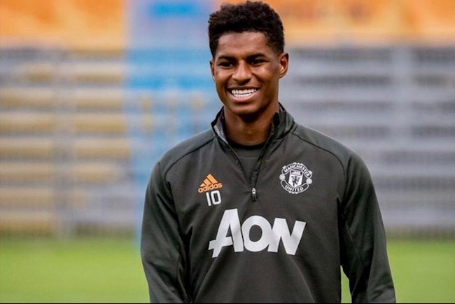 Rashford gây cười với pha xử lý vụng về