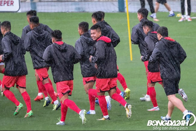 VIDEO: U22 Việt Nam luyện công trong mưa