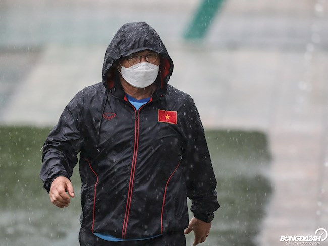 ẢNH: HLV Park Hang Seo dầm mưa suy tư trong buổi tập đầu của U22 Việt Nam