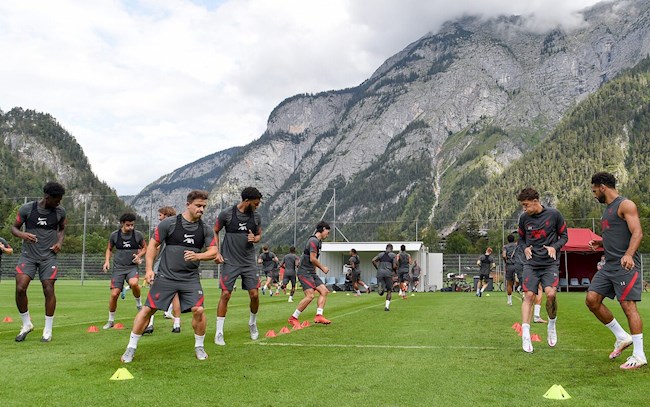 NÓNG: Một thành viên của Liverpool dương tính với COVID-19