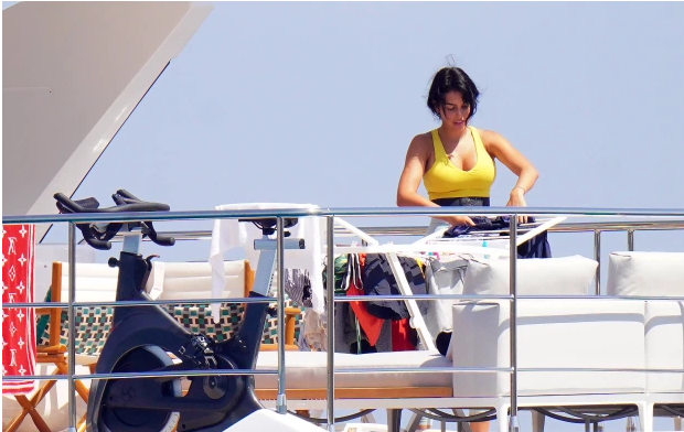 Bạn gái Cristiano Ronaldo say sưa giặt quần áo trên du thuyền hình ảnh