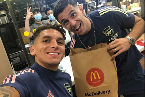Người hùng Arsenal ăn mừng chức vô địch FA ở… McDonalds