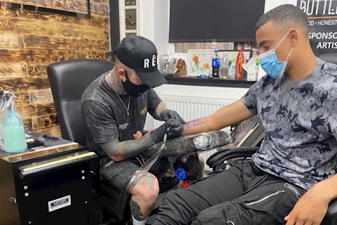 Vừa giật giải hay nhất tháng của MU, sao trẻ Greenwood đã đi tha thu