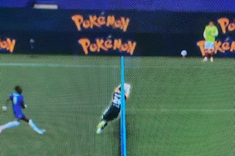 Thủ môn Martinez lại xát muối vào nỗi đau của Chelsea