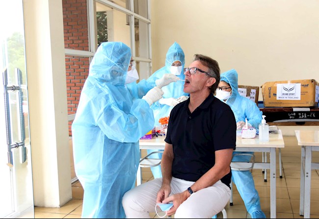 ẢNH: U19 Việt Nam thực hiện xét nghiệm Covid-19 trong ngày hội quân